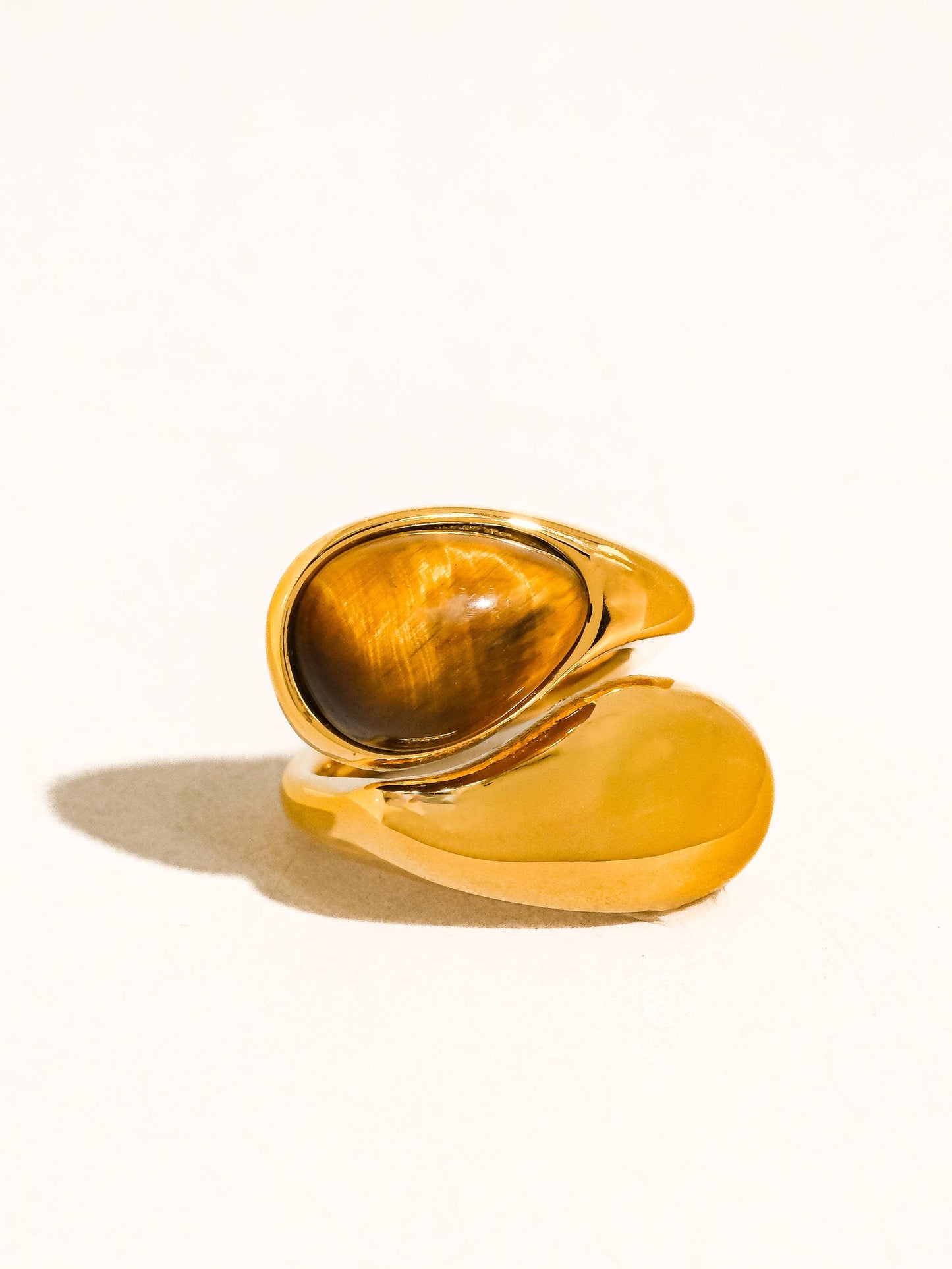 Sloan 18K Gold Pearl Wavy Ring: Brown