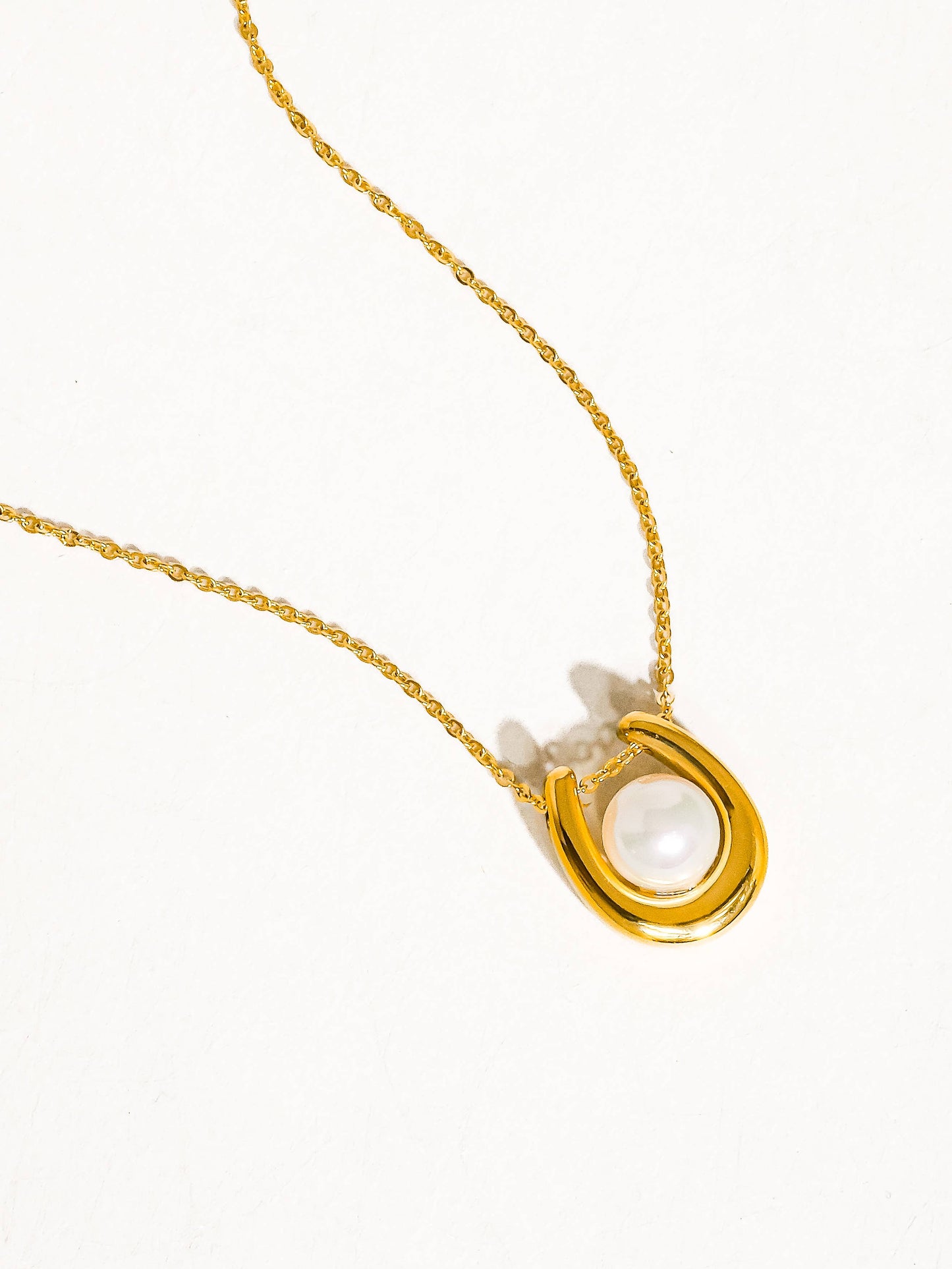 Barn 18K Gold Horseshoe Pearl Necklace