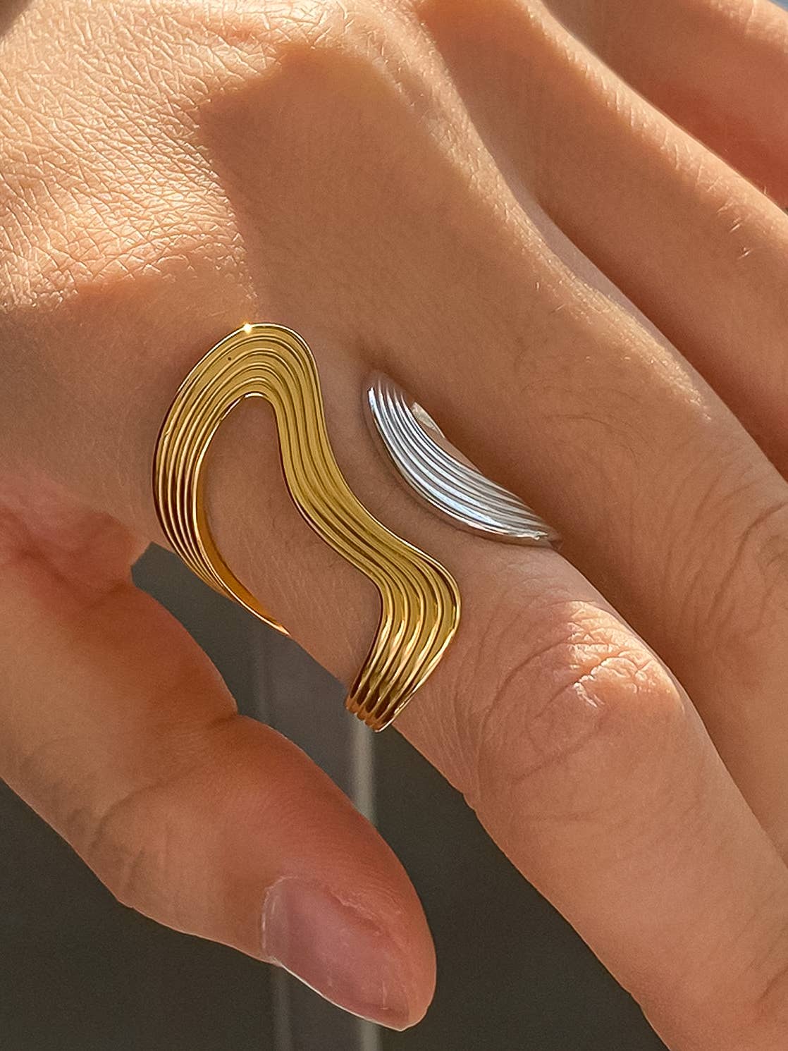 Xena 18K Gold Wavy Abstract Ring: Multi-Colored