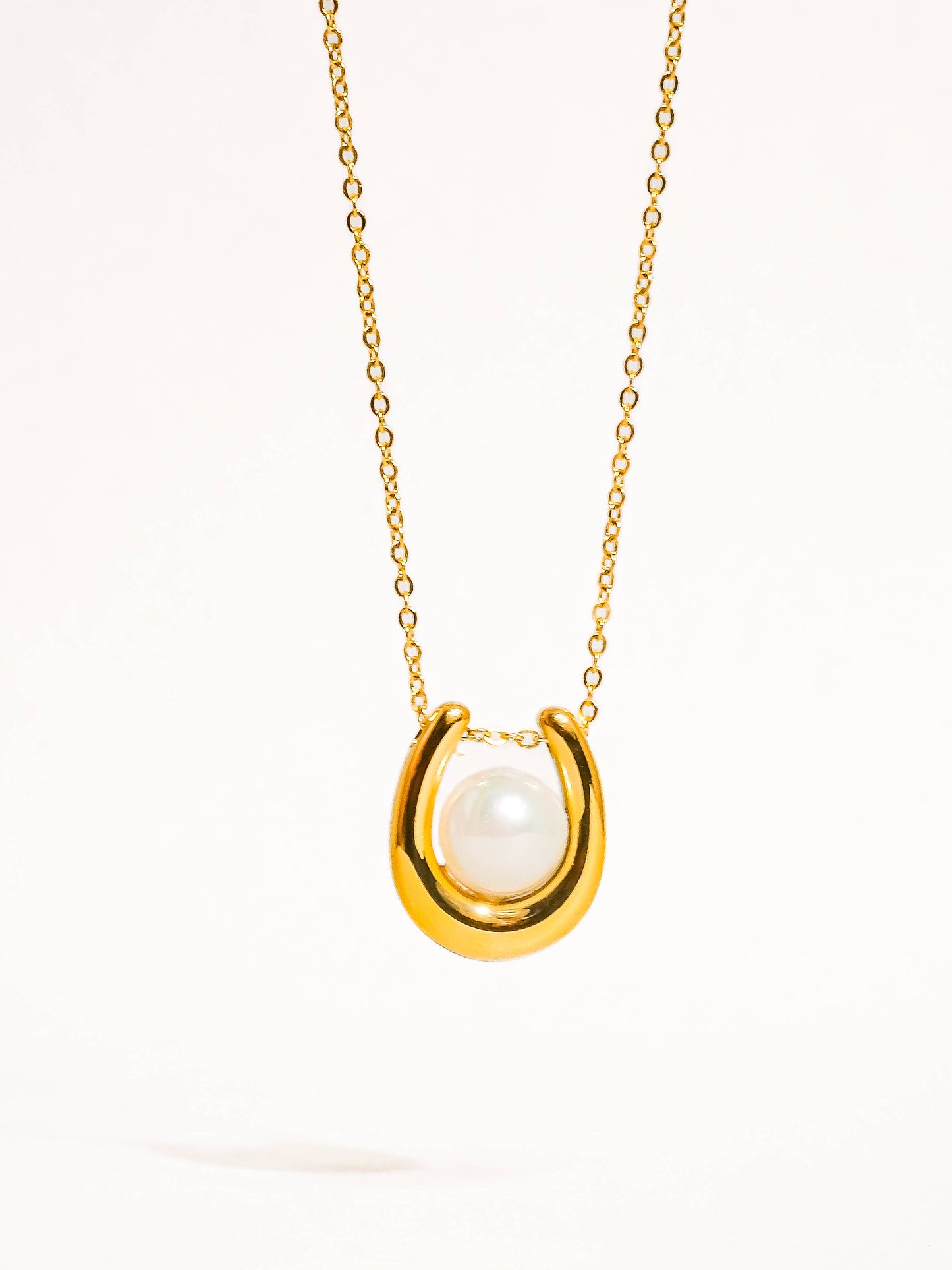 Barn 18K Gold Horseshoe Pearl Necklace
