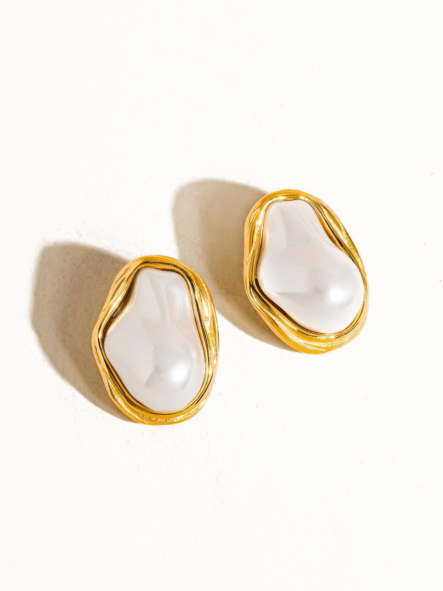 Yasmin 18K Gold Classic Pearl Round Earring