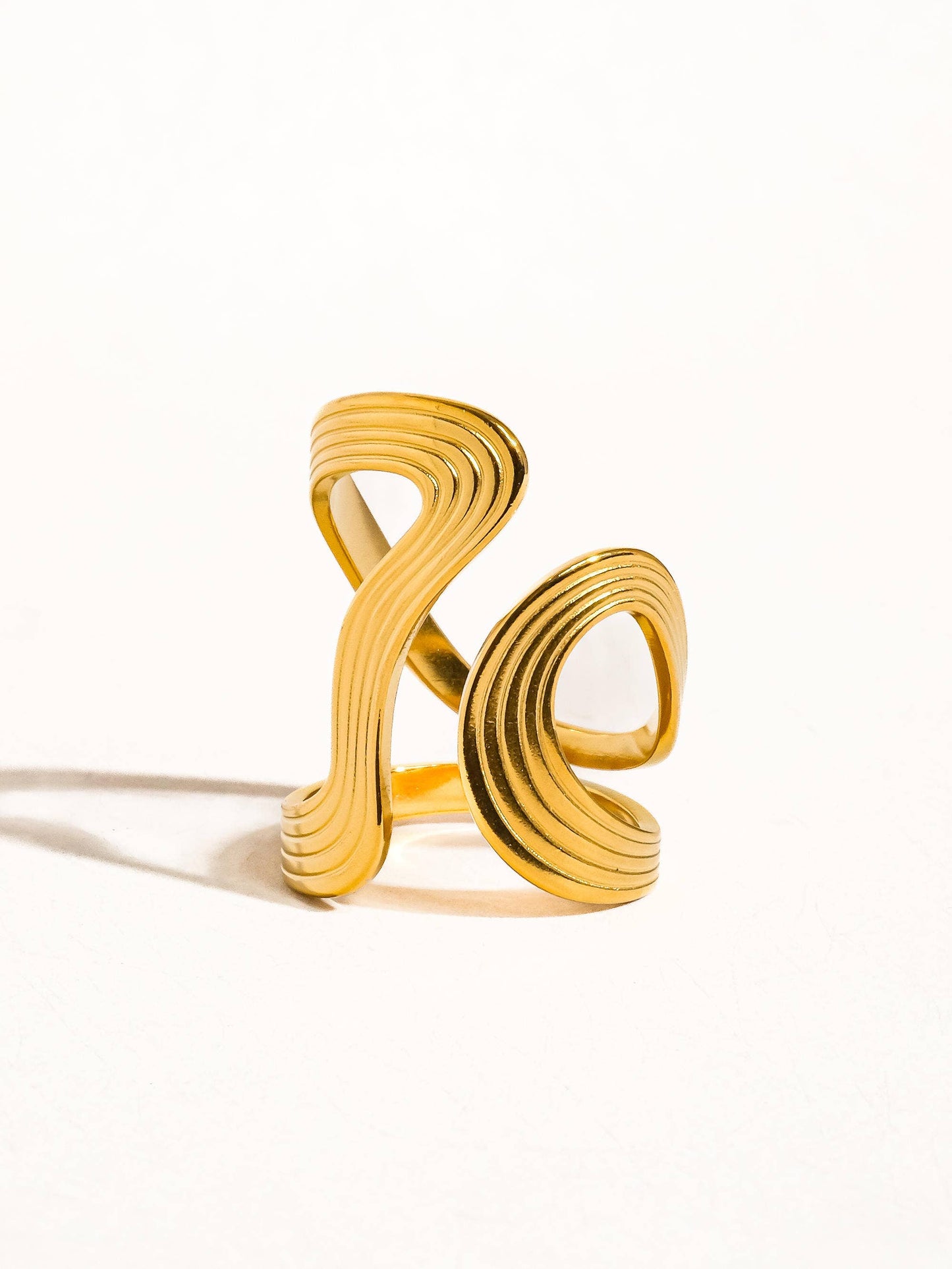 Xena 18K Gold Wavy Abstract Ring