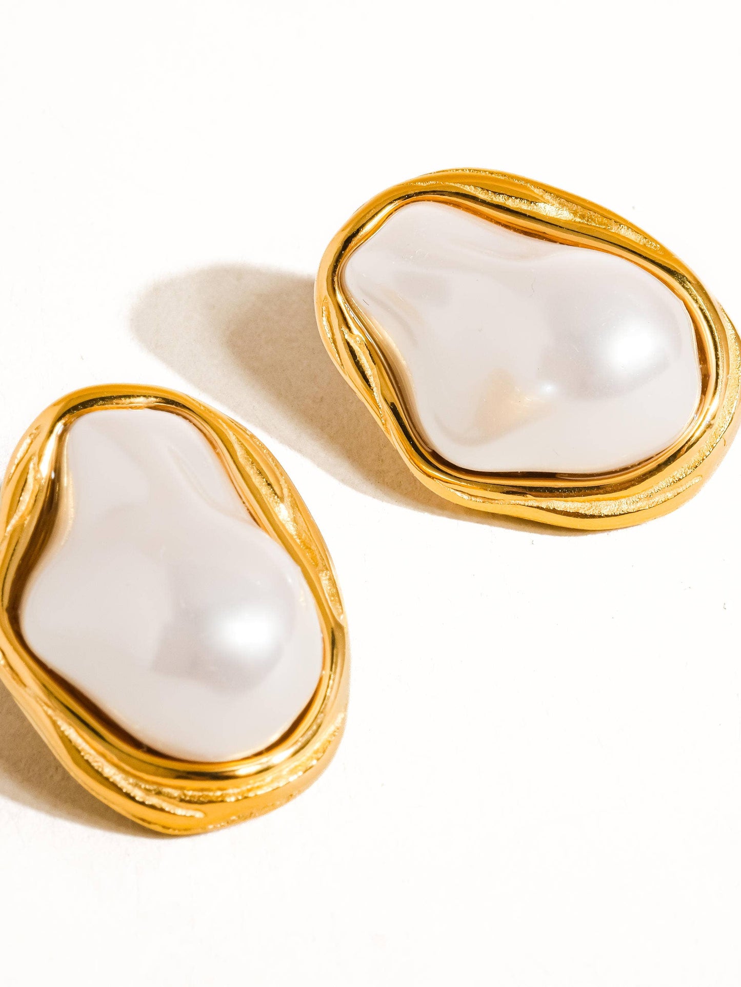 Yasmin 18K Gold Classic Pearl Round Earring