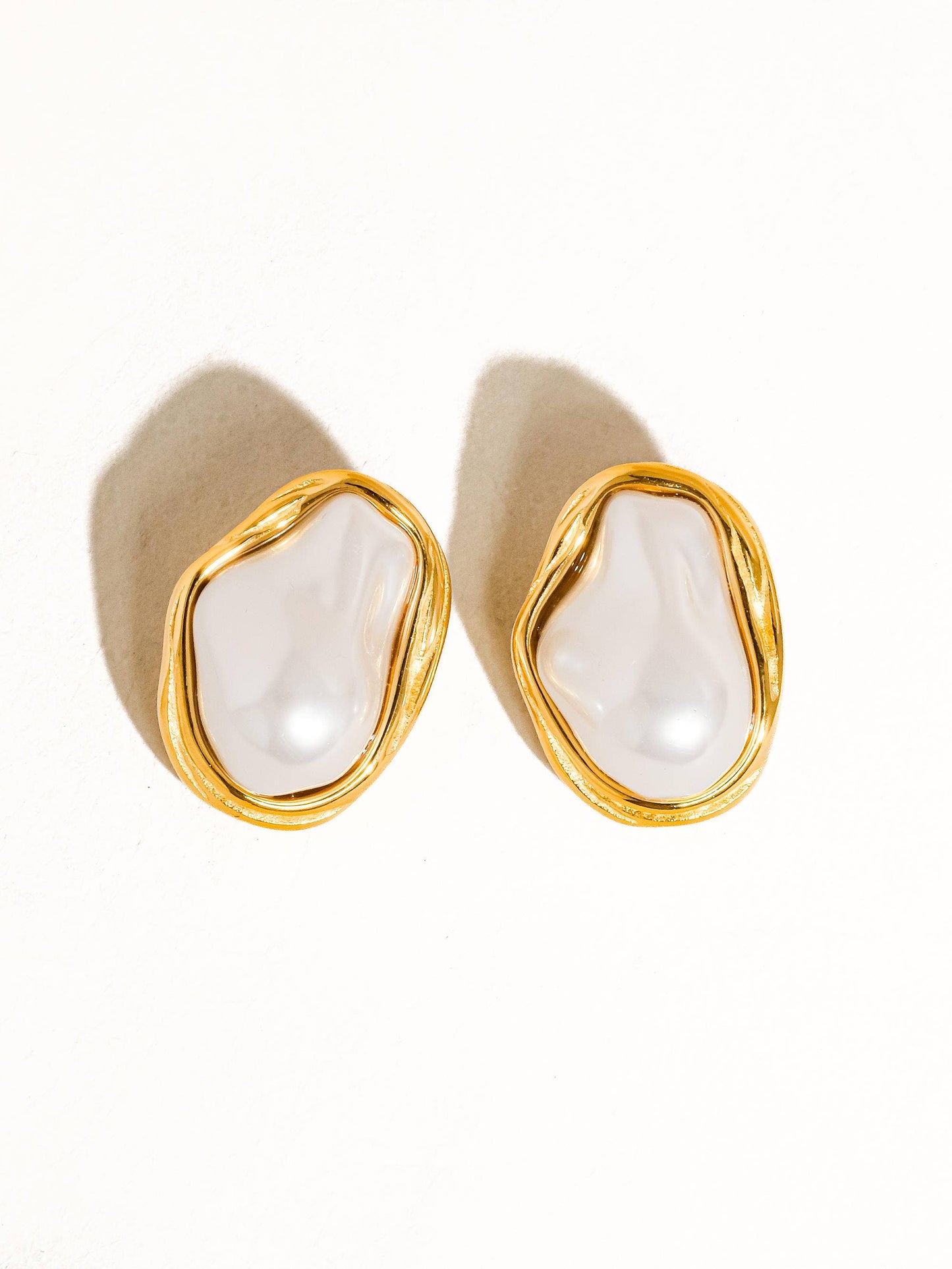 Yasmin 18K Gold Classic Pearl Round Earring