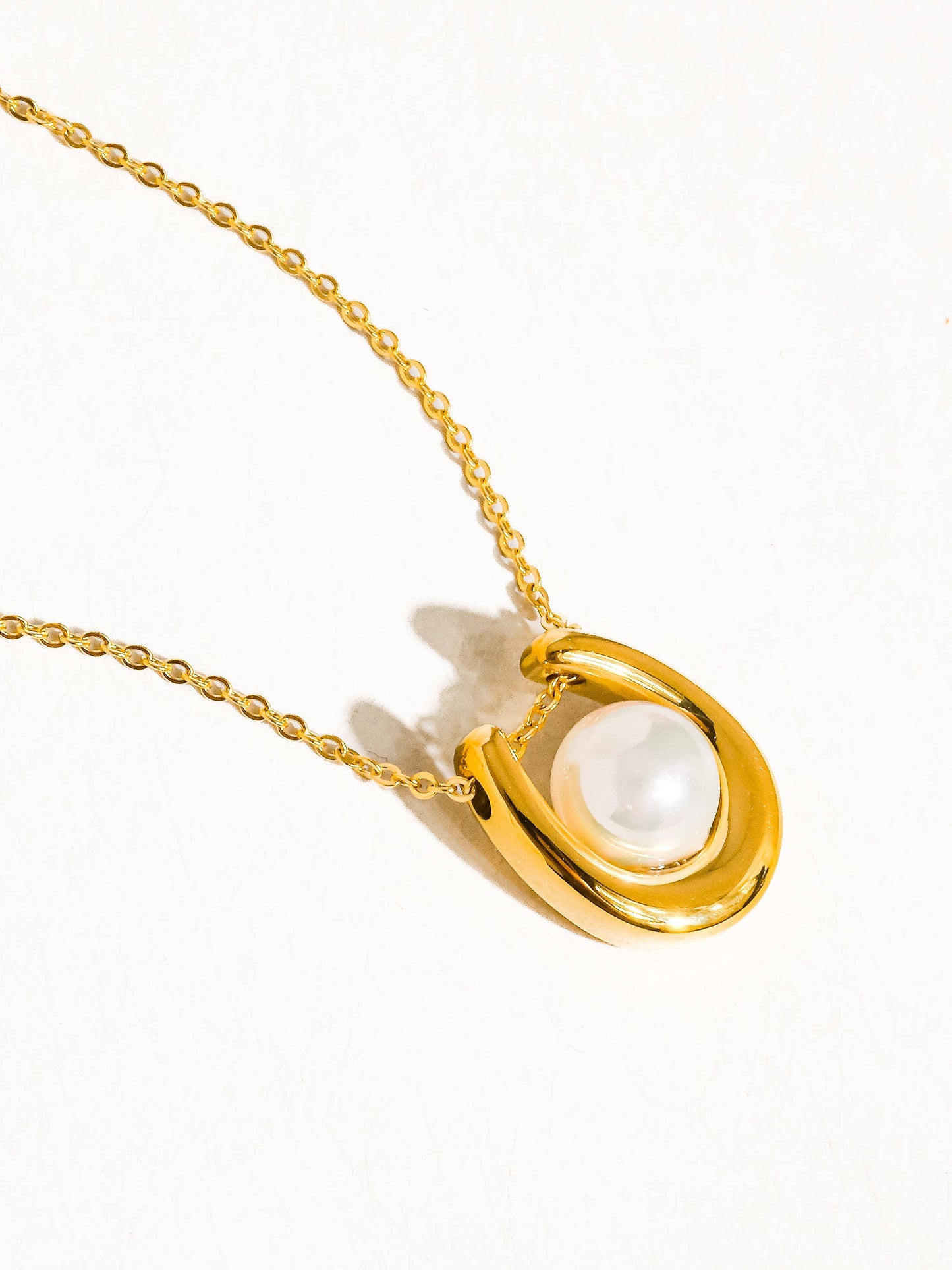 Barn 18K Gold Horseshoe Pearl Necklace