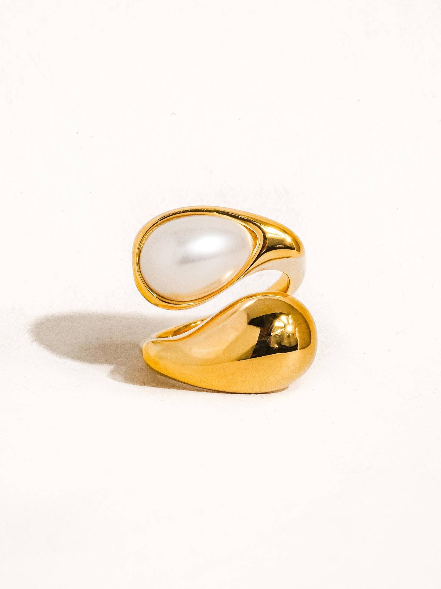 Sloan 18K Gold Pearl Wavy Ring: Brown